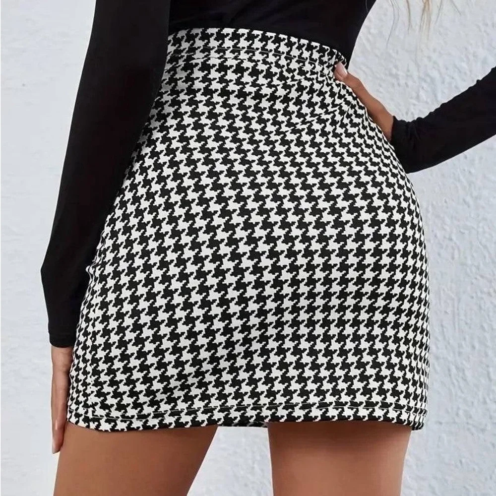 Chic Black and White Houndstooth Skirt - Picture 2 of 2